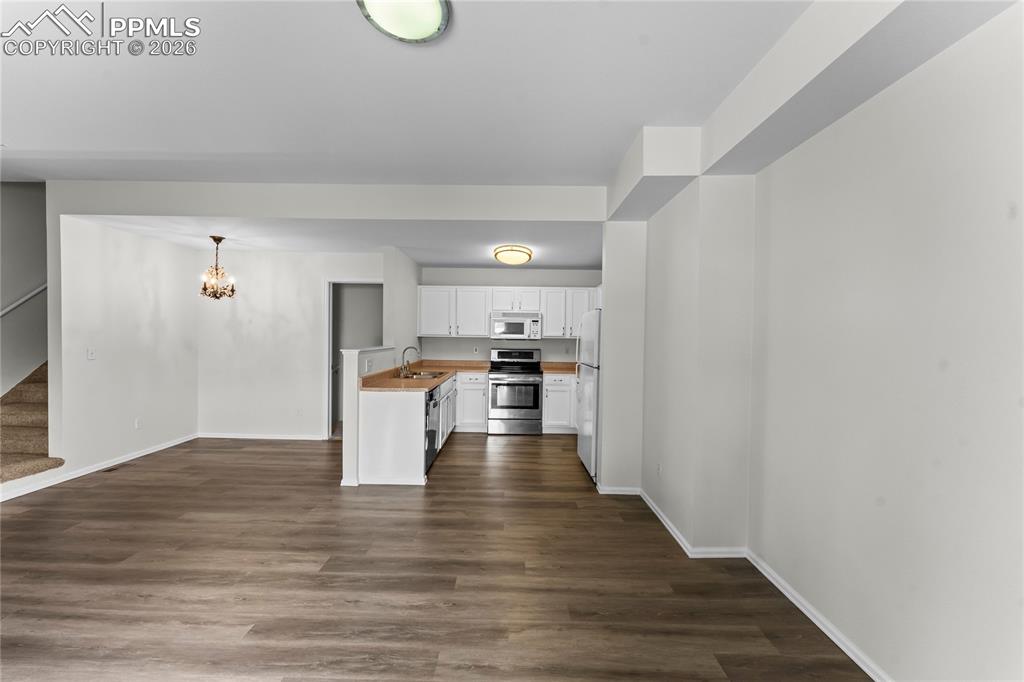 Image 9 of 31: Kitchen