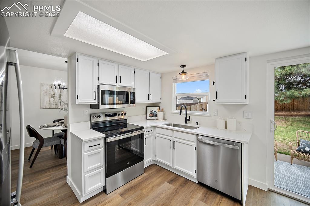 Image 11 of 25: Great Size For All Your Dining