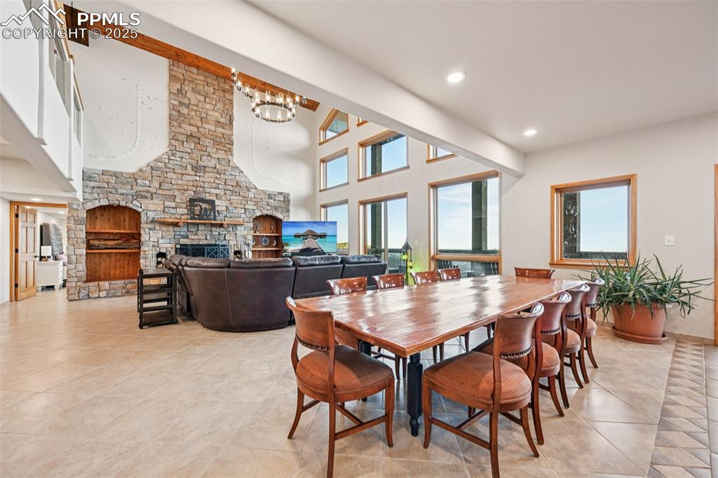 Image 12 of 50: Open concept dining area