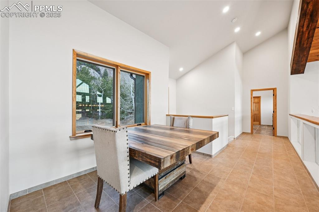 Image 27 of 50: Sitting area on upper level