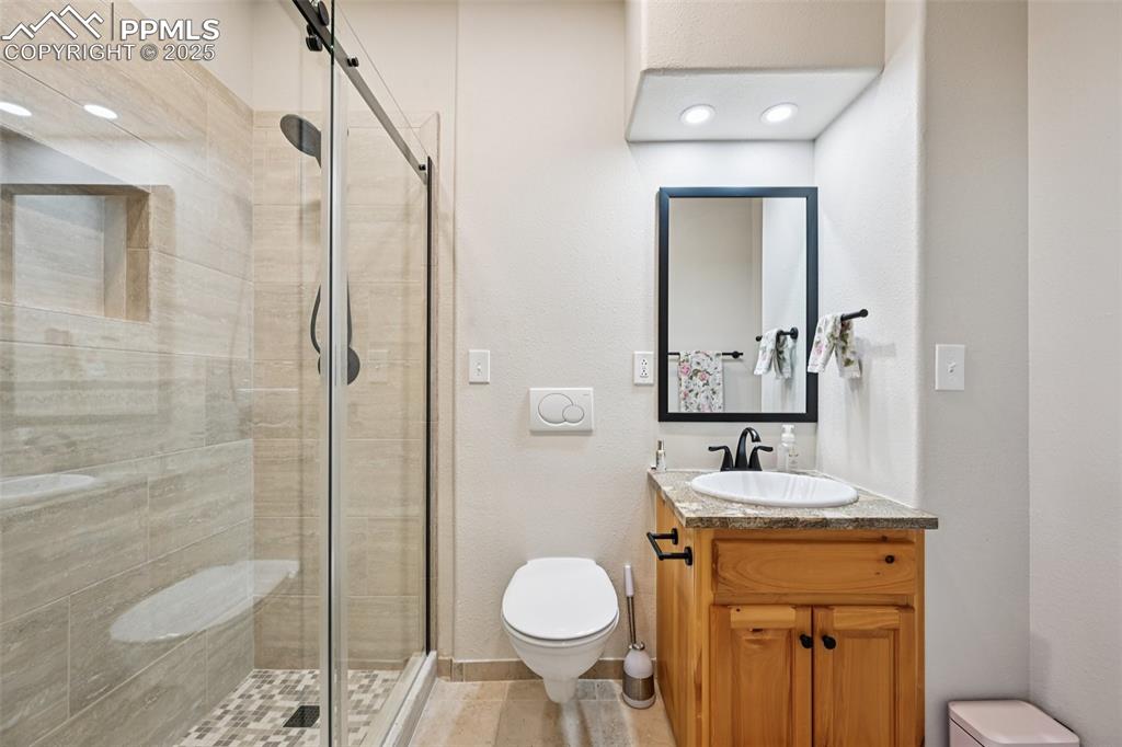 Image 30 of 50: En suite 3/4 bathroom off bedroom 2