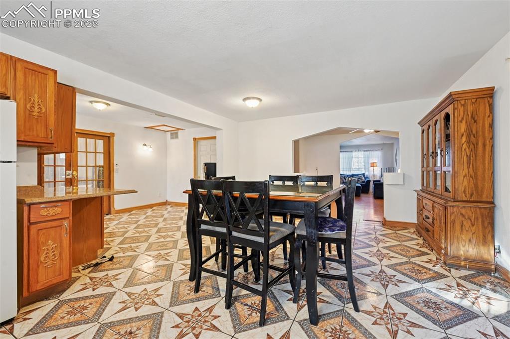 Image 12 of 31: Dining Area