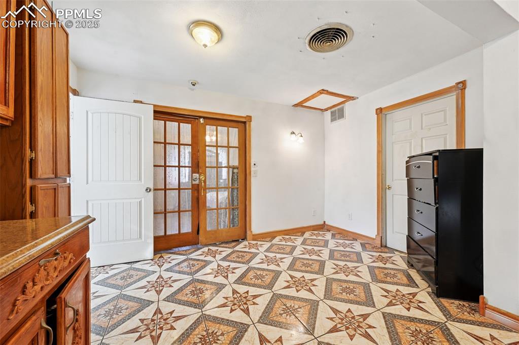 Image 13 of 31: Dining Area