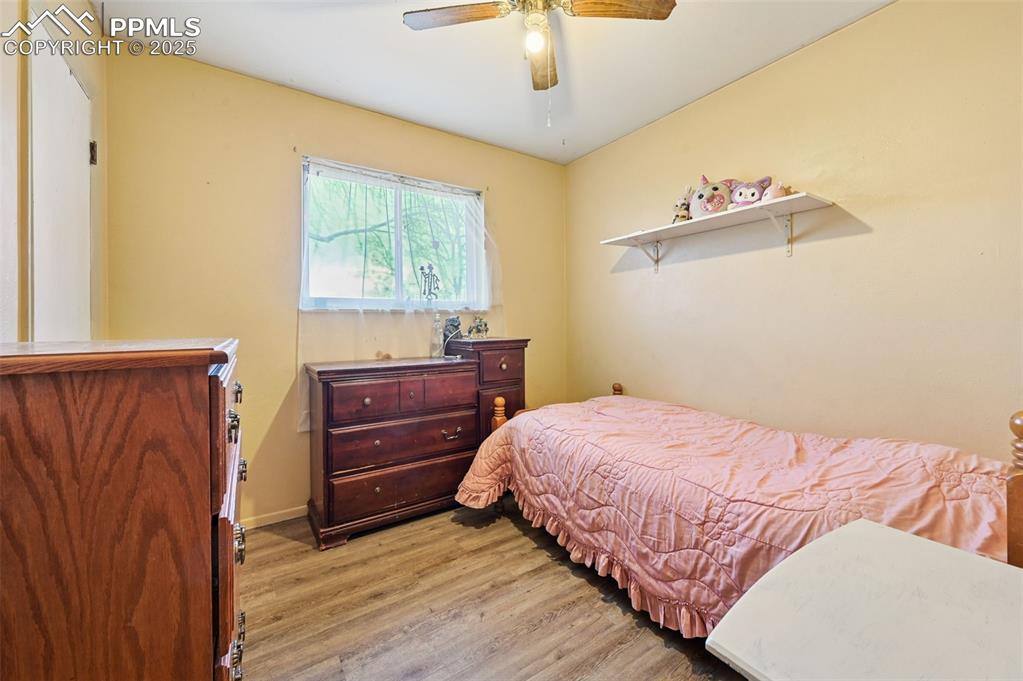 Image 17 of 31: Bedroom