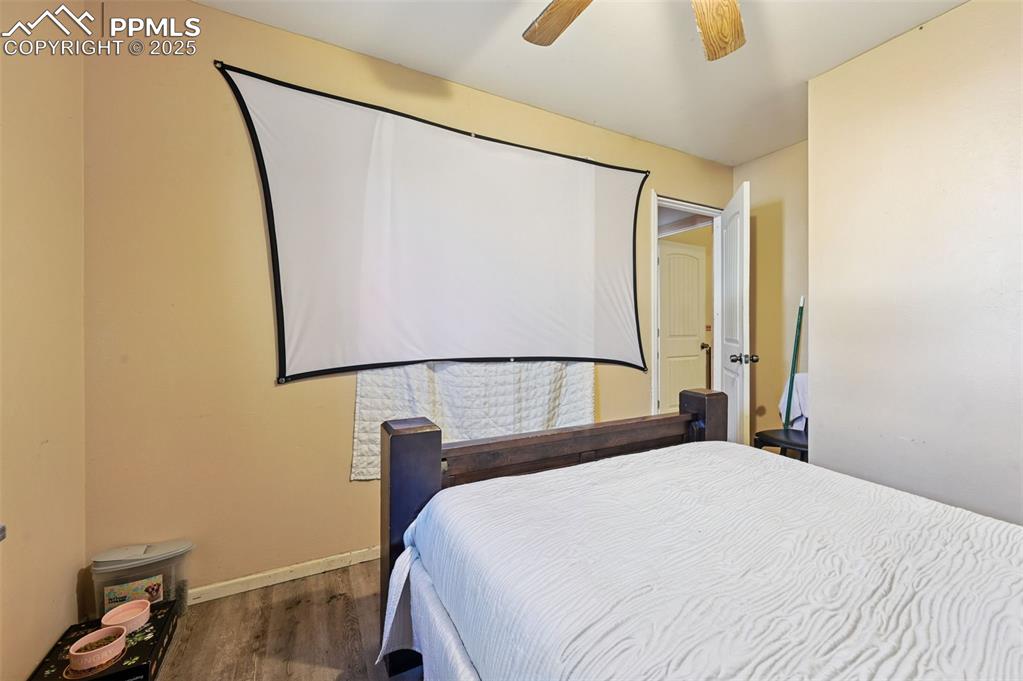 Image 21 of 31: Bedroom