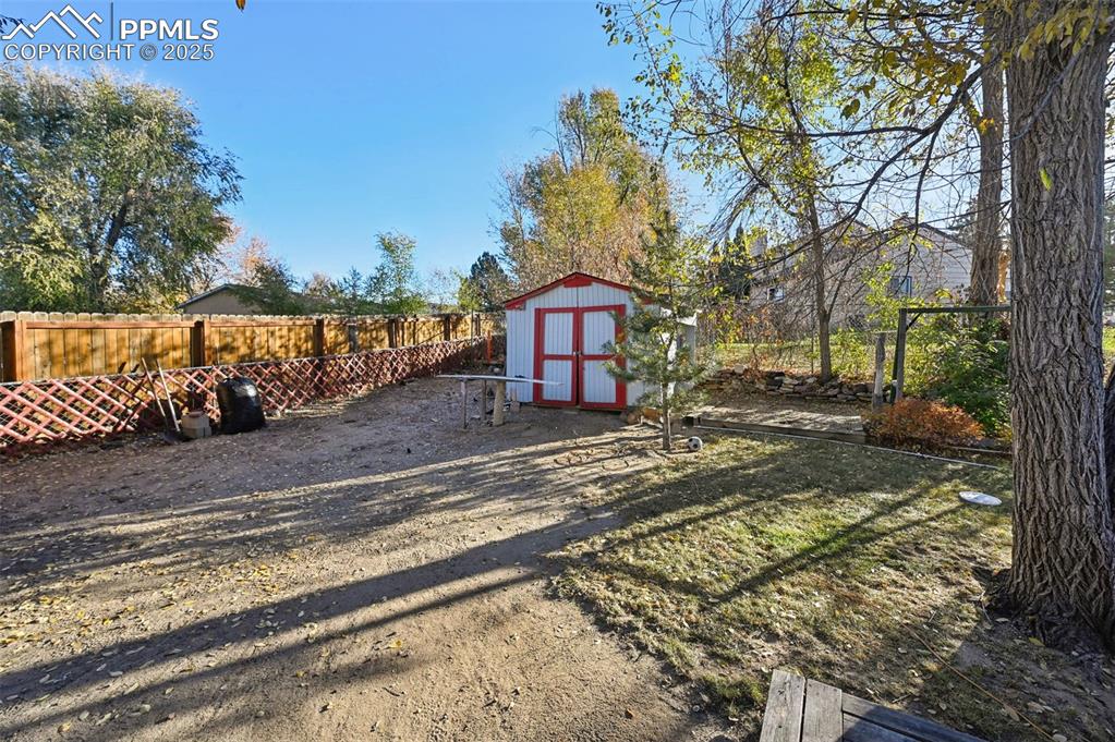 Image 27 of 31: Yard