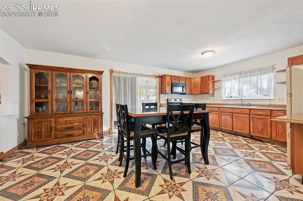 Image 9 of 31: Dining Area