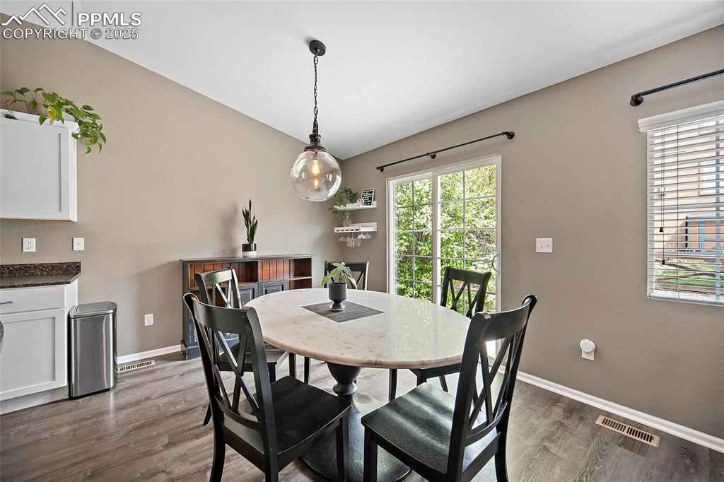 Image 10 of 50: Dining Area