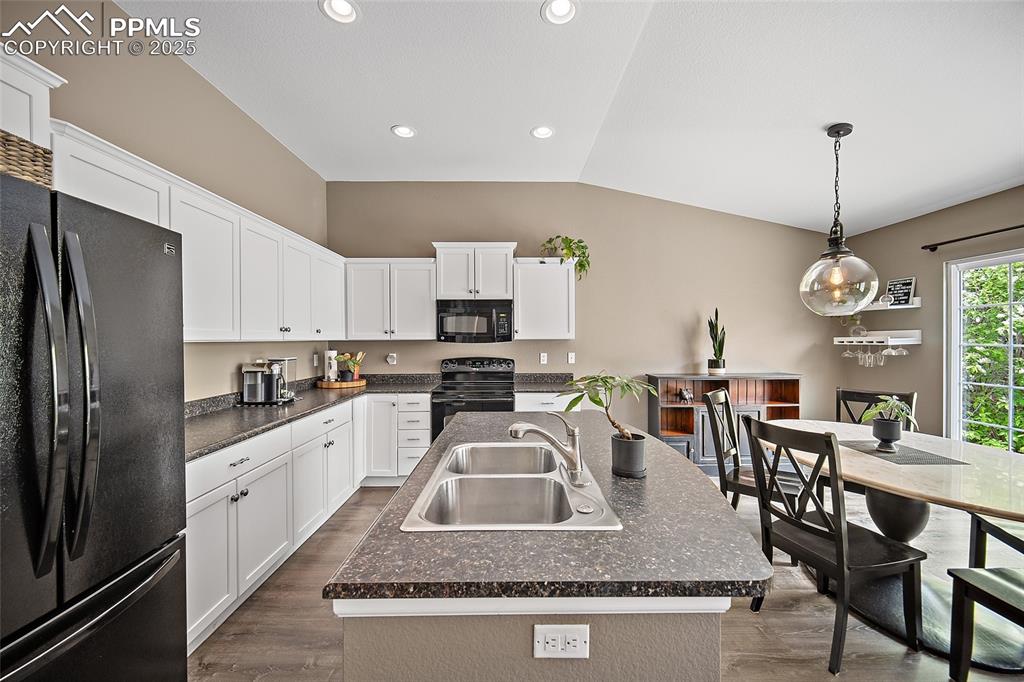 Image 11 of 50: Kitchen