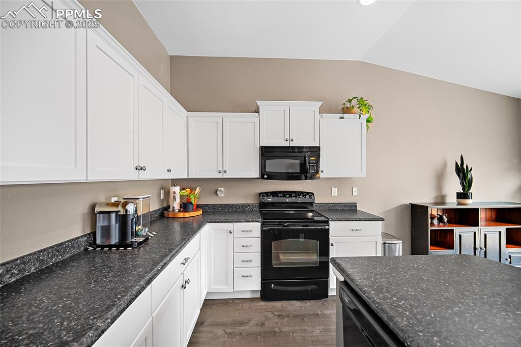 Image 12 of 50: Kitchen