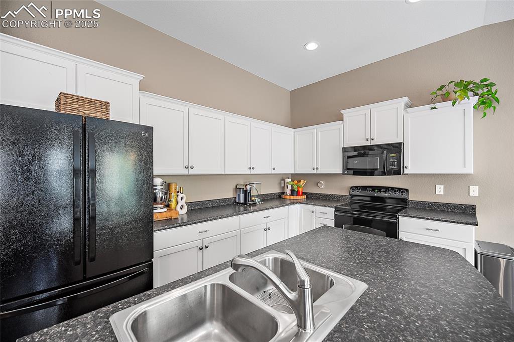 Image 13 of 50: Kitchen