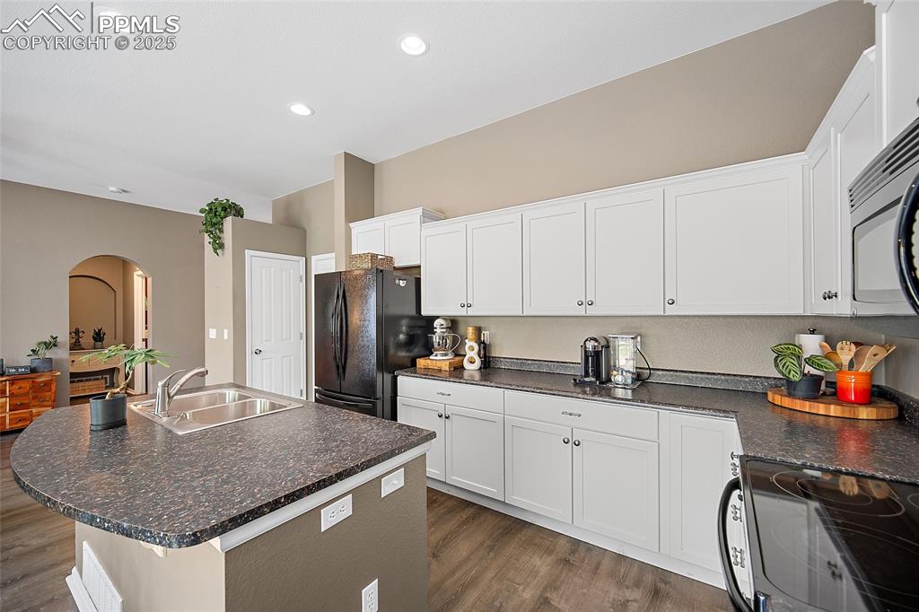 Image 14 of 50: Kitchen