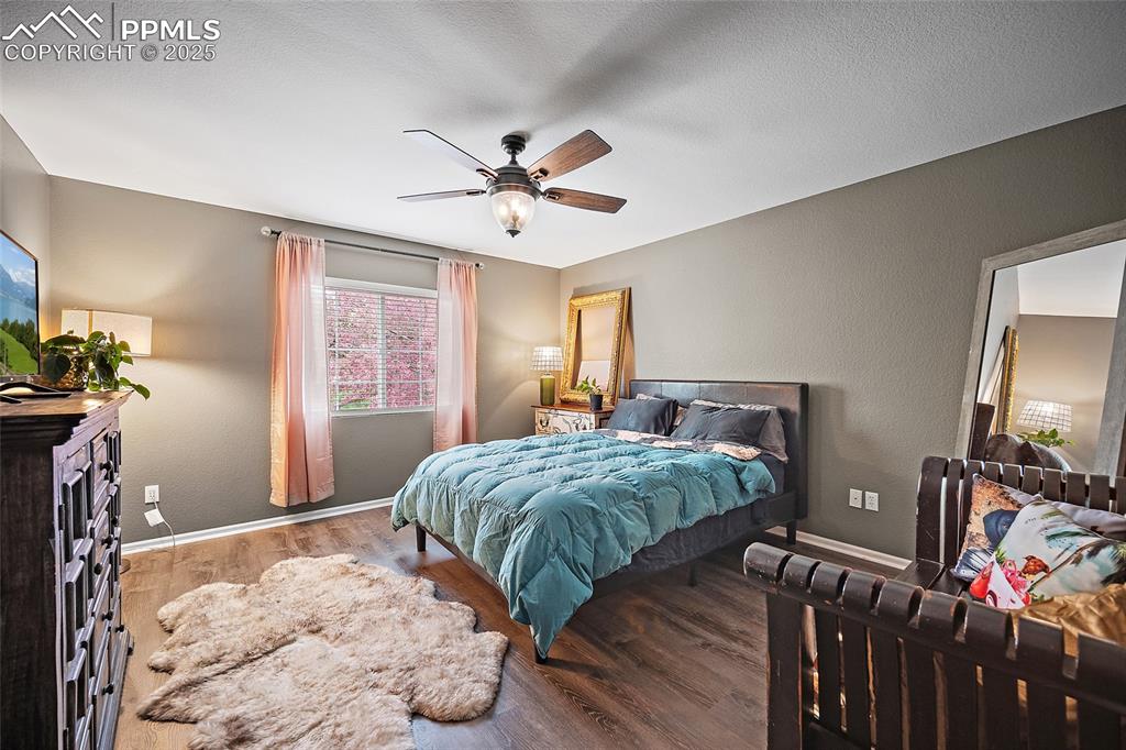 Image 18 of 50: Bedroom