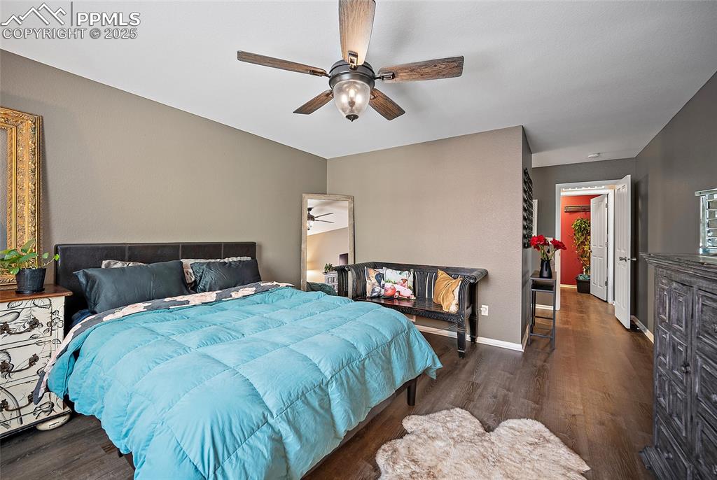 Image 19 of 50: Bedroom