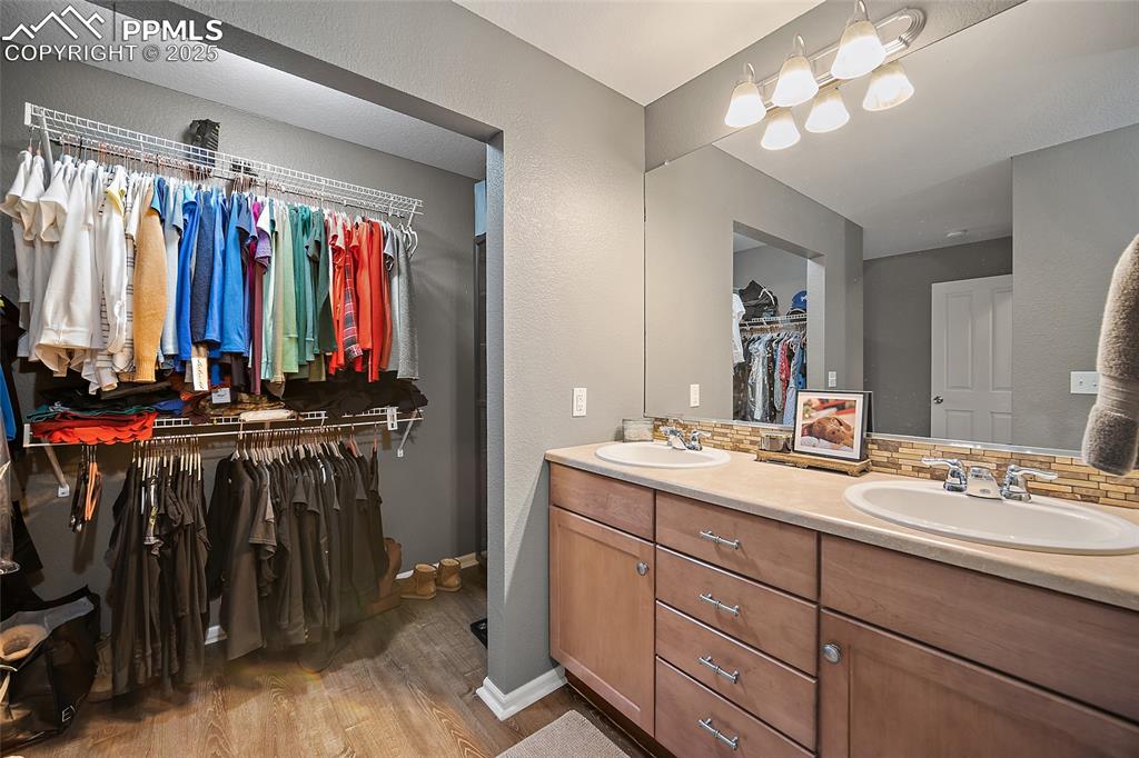 Image 20 of 50: Bathroom