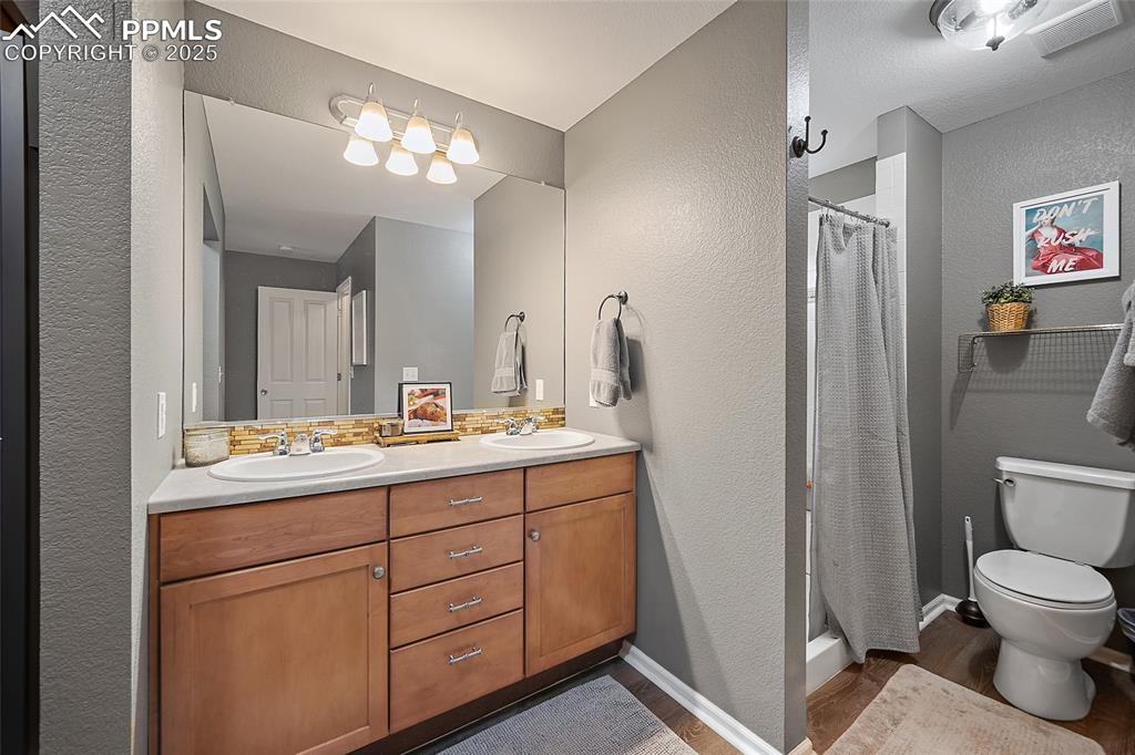 Image 21 of 50: Bathroom