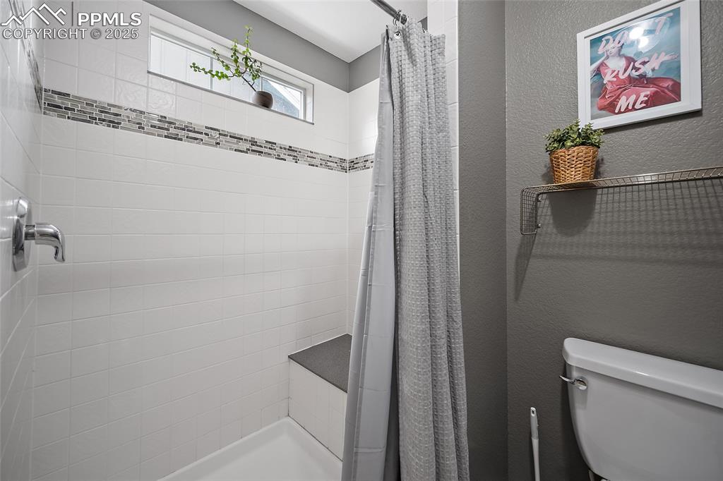 Image 22 of 50: Bathroom