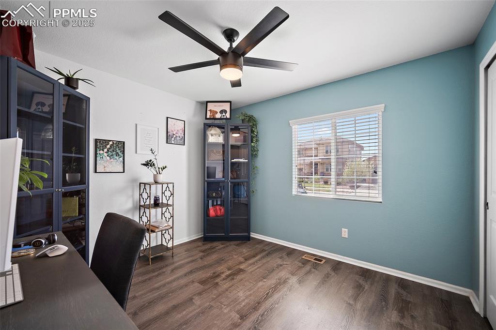 Image 25 of 50: Office