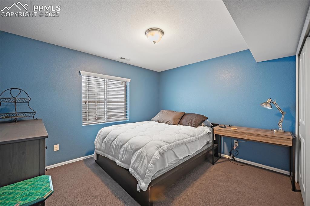 Image 31 of 50: Bedroom