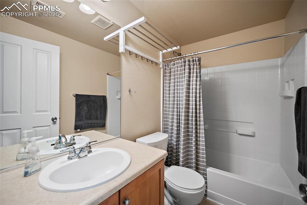 Image 34 of 50: Bathroom