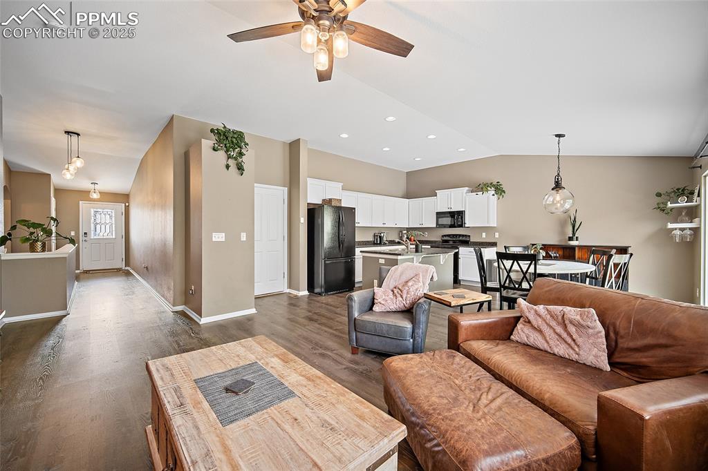 Image 5 of 50: Living Room