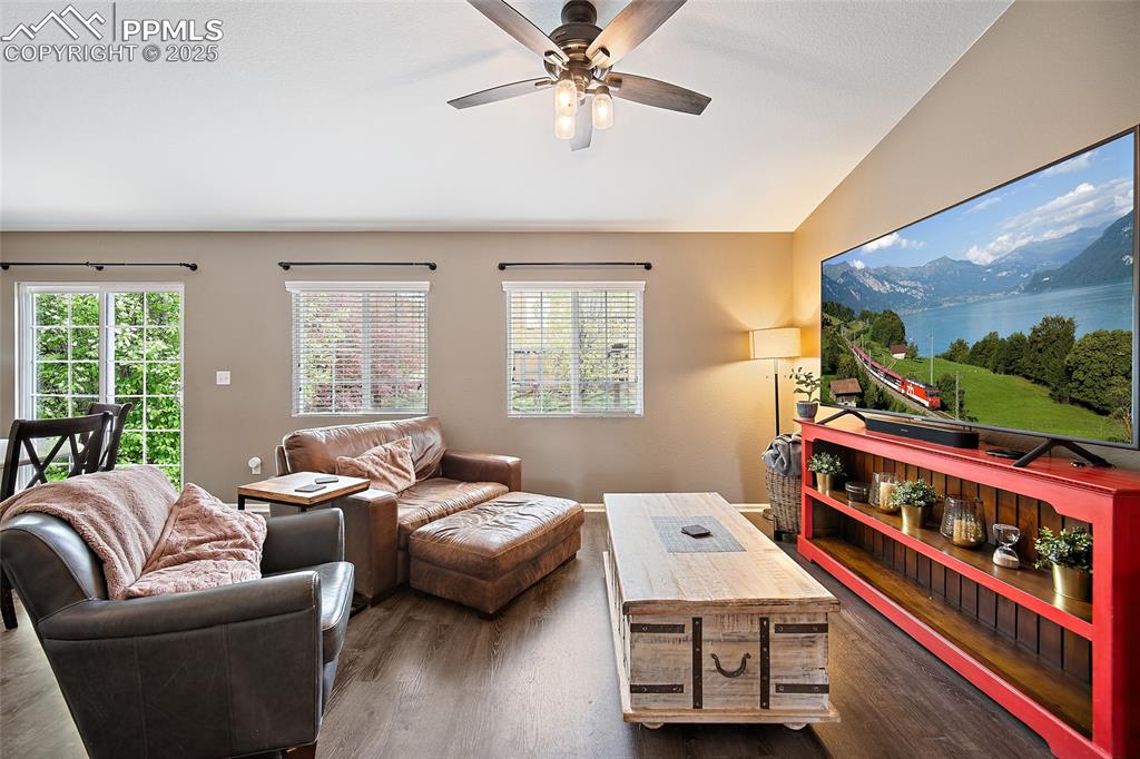 Image 7 of 50: Living Room