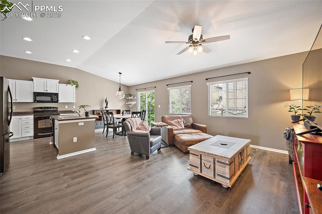 Image 8 of 50: Living Room