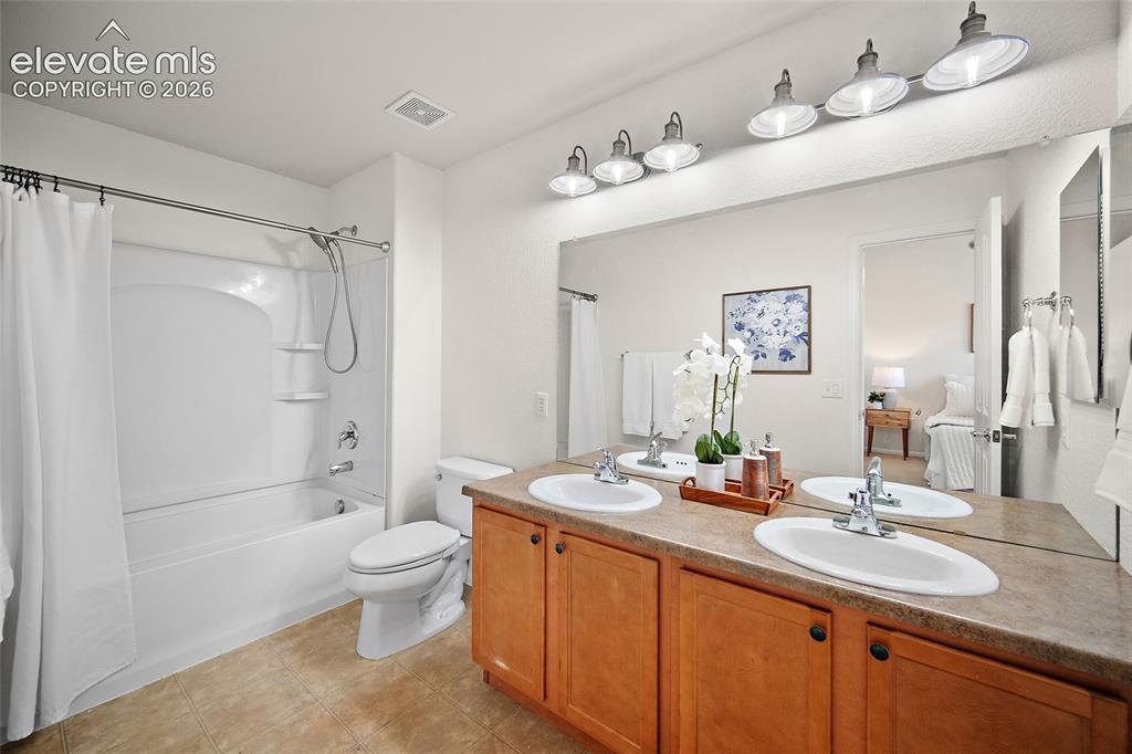 Image 15 of 28: Bathroom