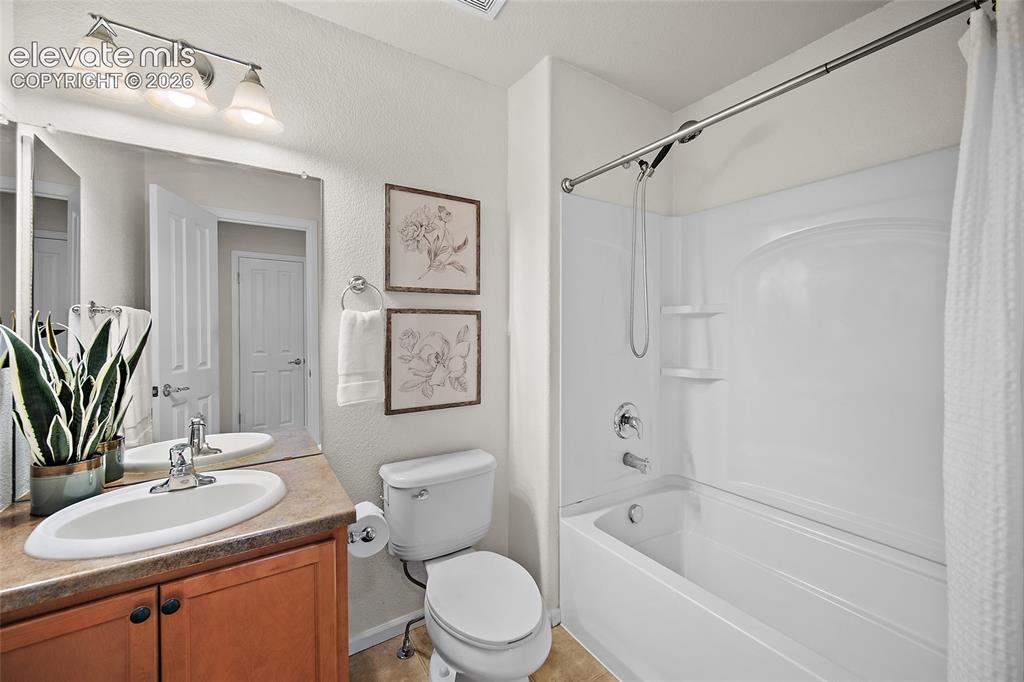 Image 19 of 28: Bathroom