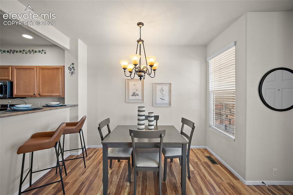 Image 7 of 28: Dining Area