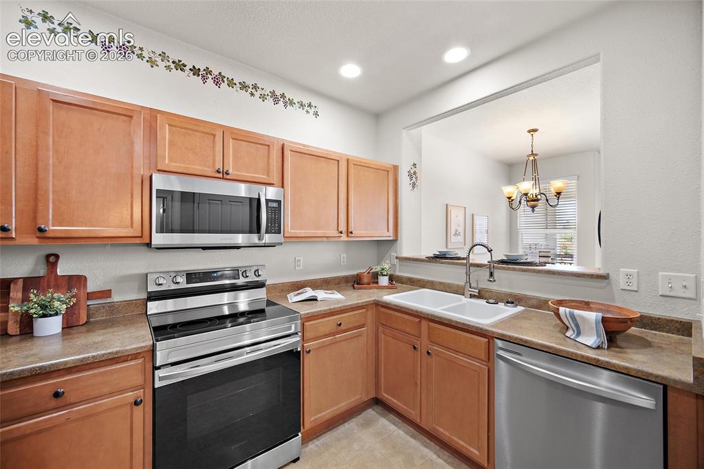 Image 8 of 28: Kitchen