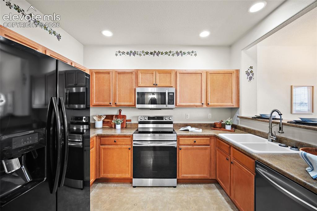 Image 9 of 28: Kitchen