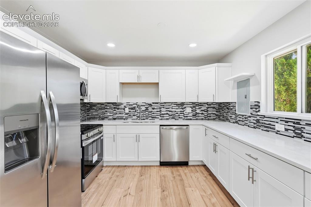 Image 16 of 49: Kitchen