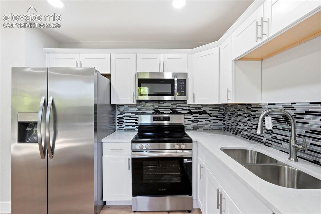 Image 19 of 49: Kitchen