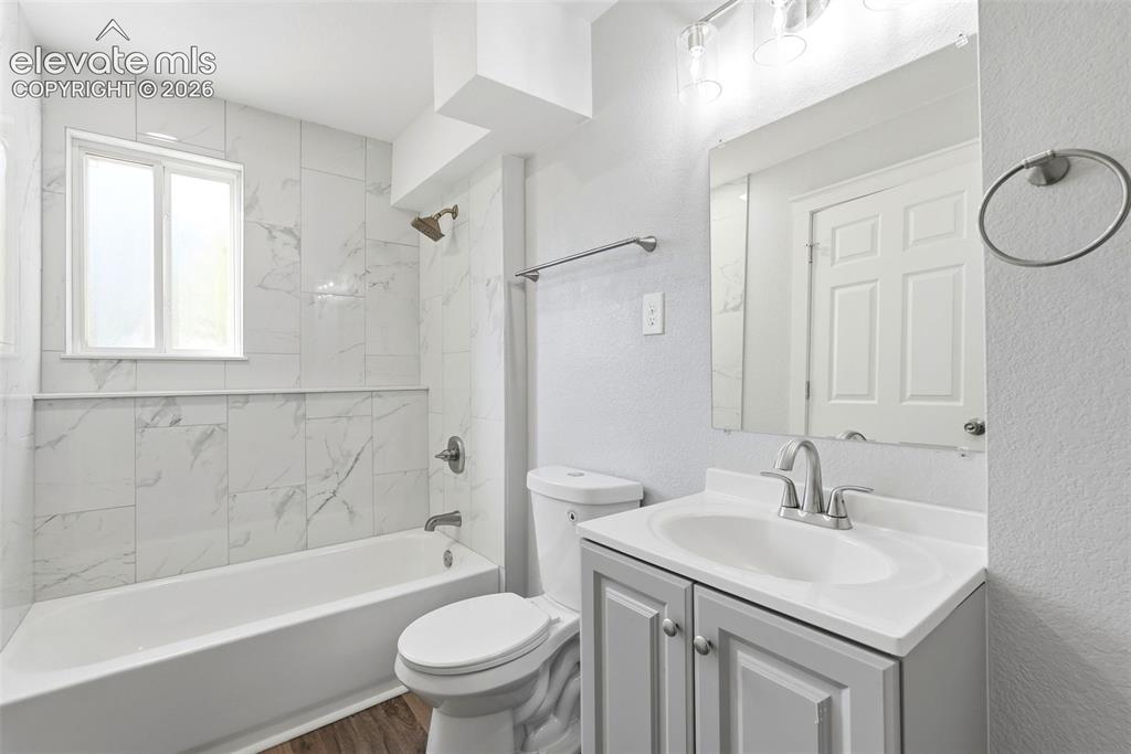 Image 22 of 49: Bathroom