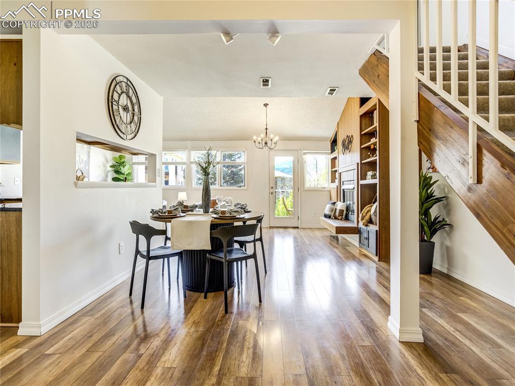 Image 14 of 50: Dining Area