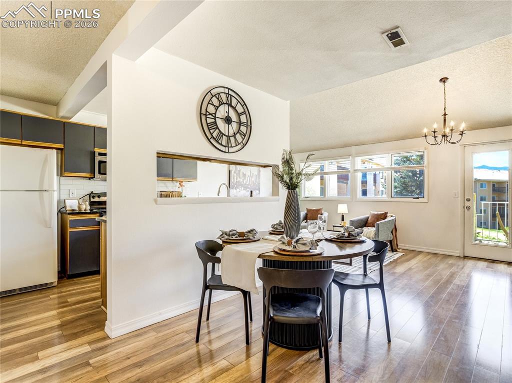 Image 16 of 50: Dining Area