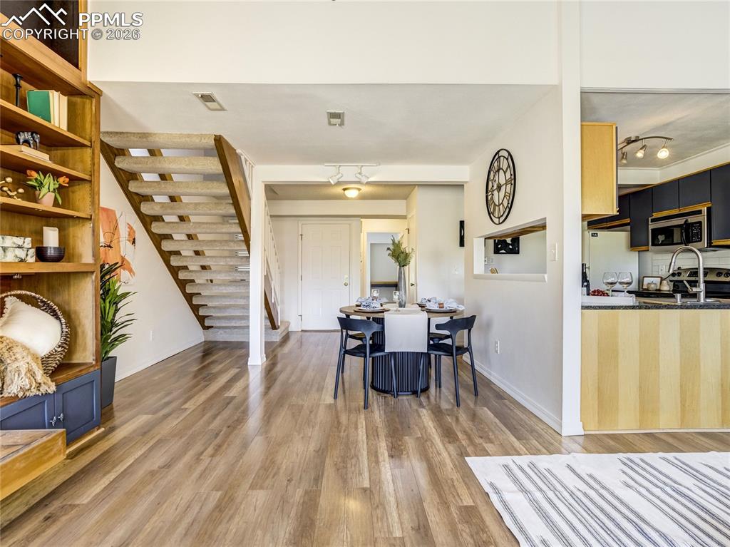 Image 21 of 50: Dining Area