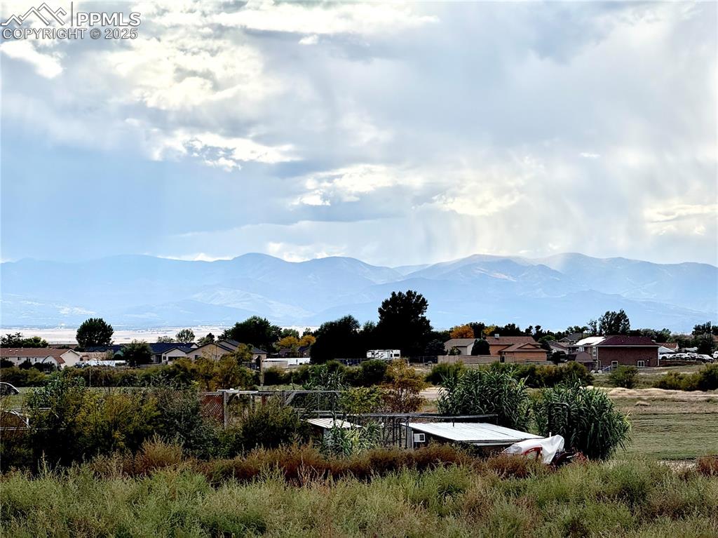Image 3 of 6: View of mountain background