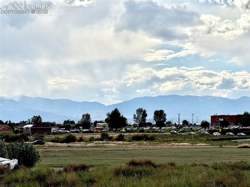 Image 4 of 6: View of mountain background