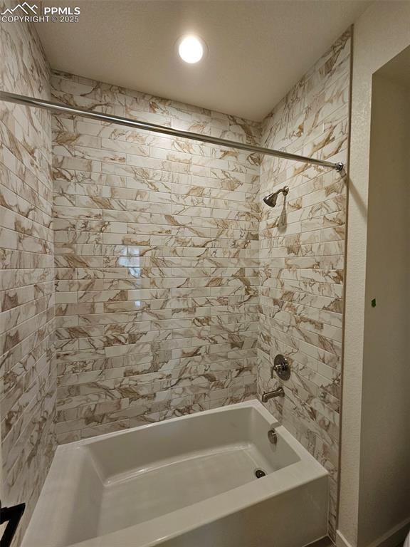 Image 17 of 21: Bathroom
