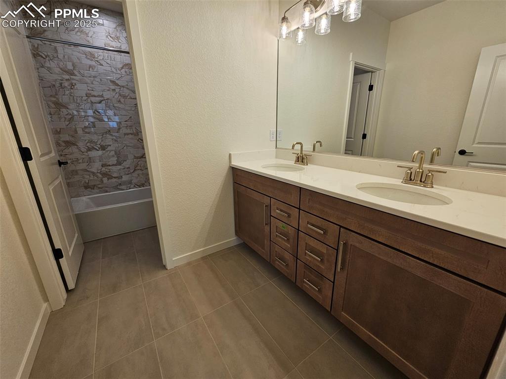 Image 18 of 21: Bathroom