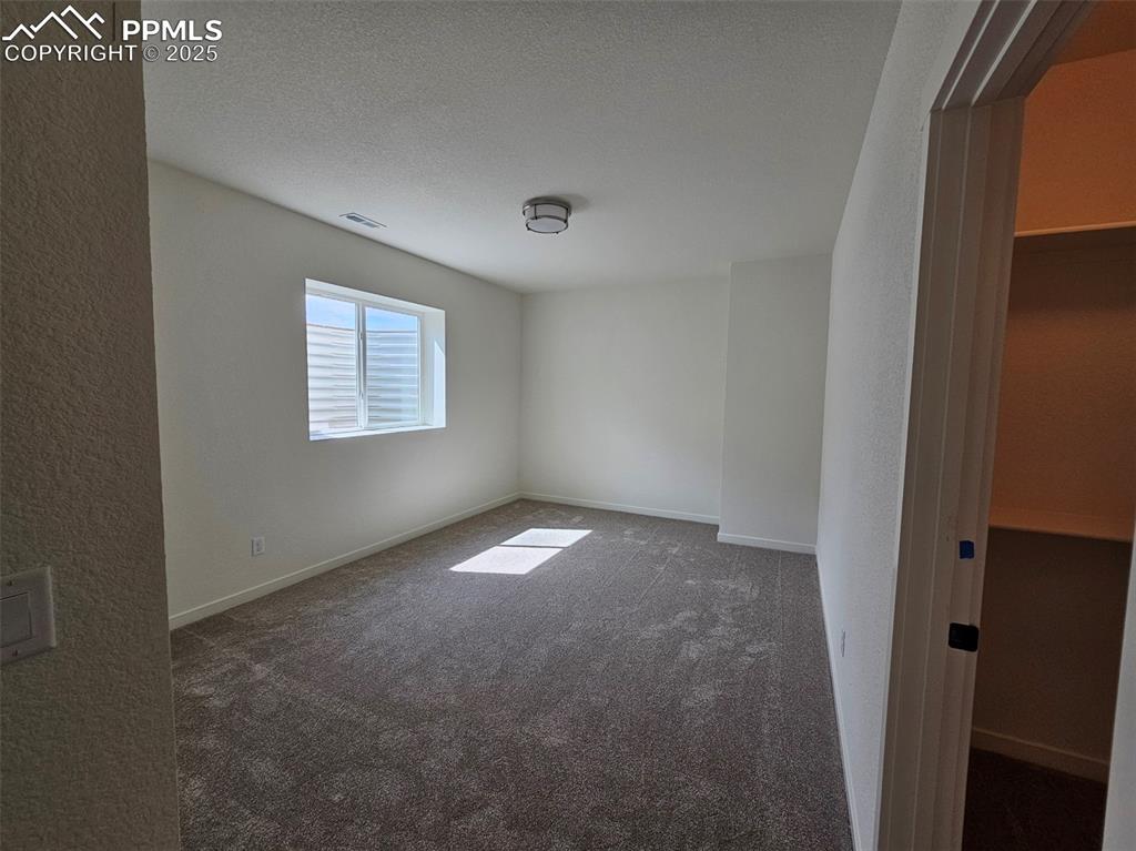 Image 19 of 21: Bedroom