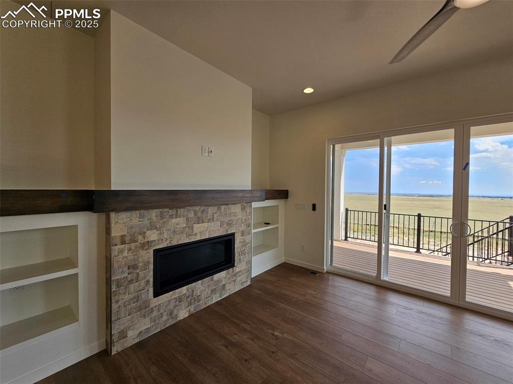 Image 8 of 21: Living Room