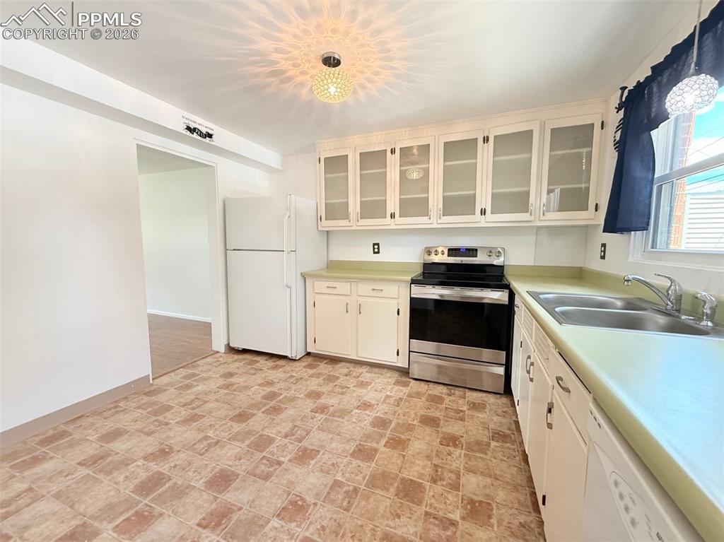 Image 10 of 31: Kitchen
