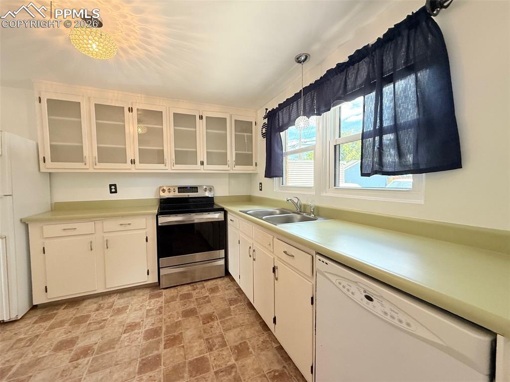 Image 13 of 31: Kitchen