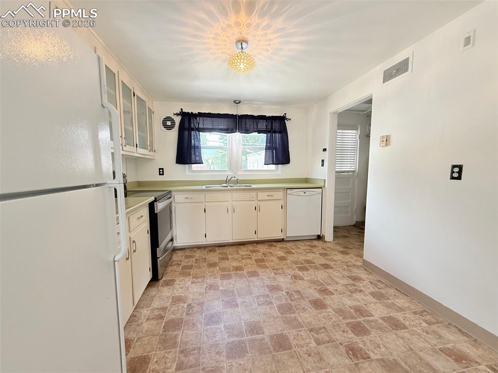 Image 14 of 31: Kitchen