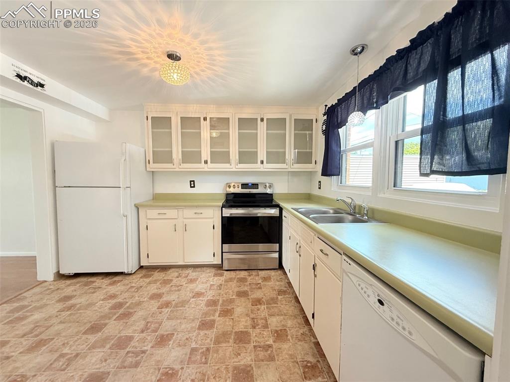 Image 16 of 31: Kitchen