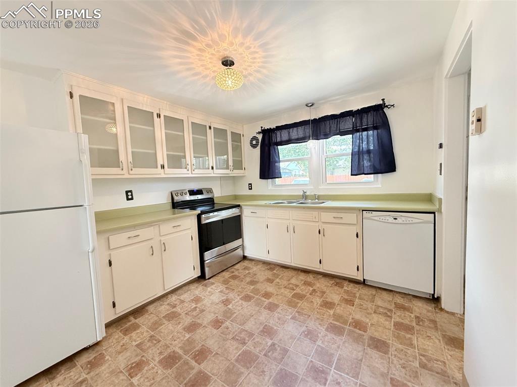 Image 17 of 31: Kitchen