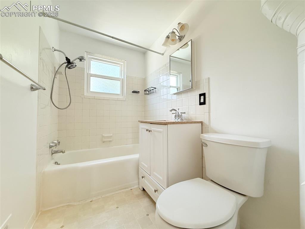 Image 29 of 31: Bathroom